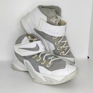 Nike Lebron James Soldier VIII Boy's Pre-owned Basketball Sneakers - sz. 6Y